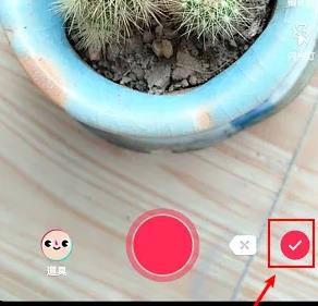 抖音上下模糊中间视频怎么做的